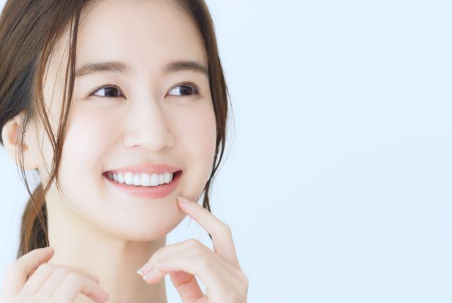 白い歯を見せて微笑む女性